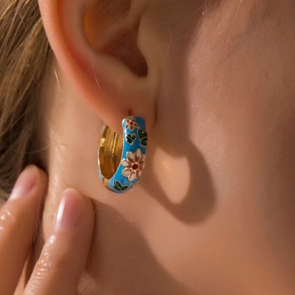 🌟 Red or Blue Flowers Hoop Earrings - Picture 4 of 6